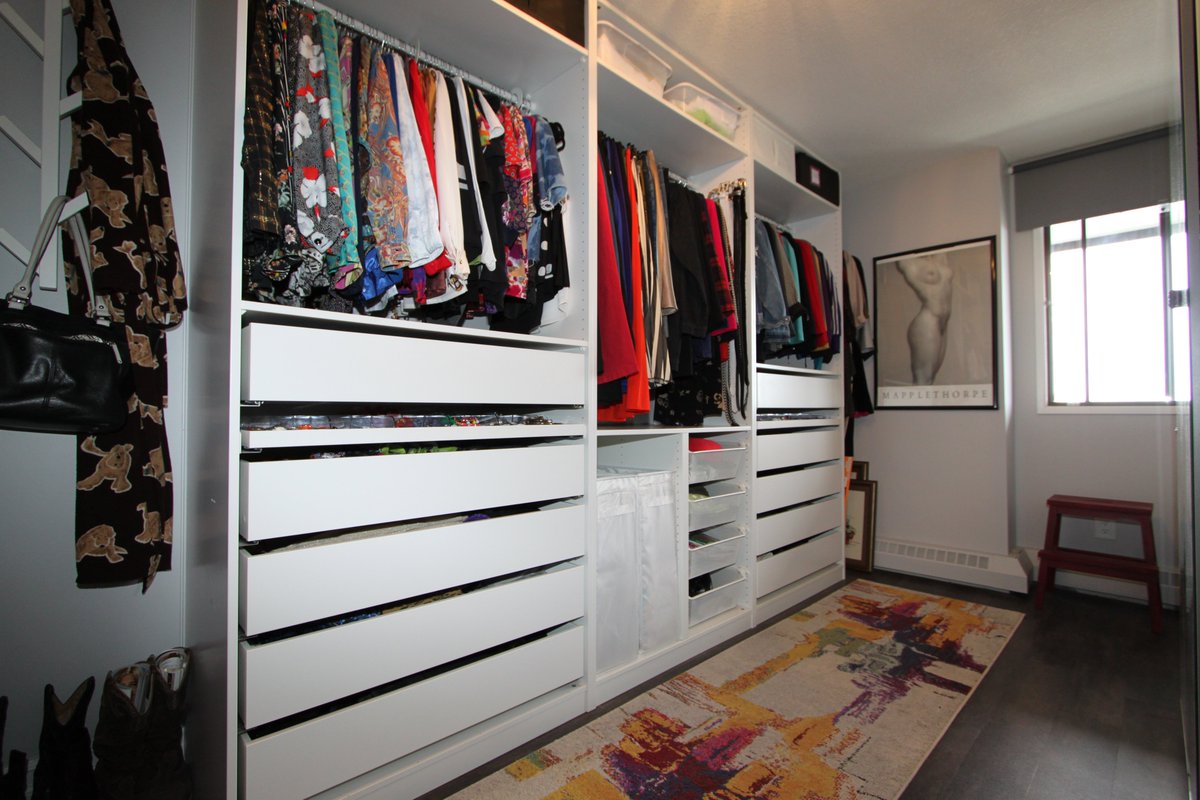 lesankorealtor's tweet photo. Just listed for $229,900. Beautifully fully renovated condo with a closet Carrie Bradshaw would envy! (MLS A1037695) #newlisting, #calgarycondos,#dreamcloset https://t.co/kQUFMJpNCF
