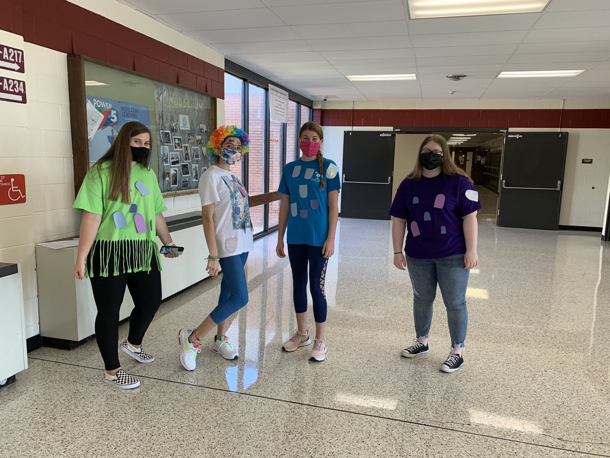 RHHSTC101's tweet photo. 2nd block prepping to entertain our elementary friends! https://t.co/HwrIzj7sNe