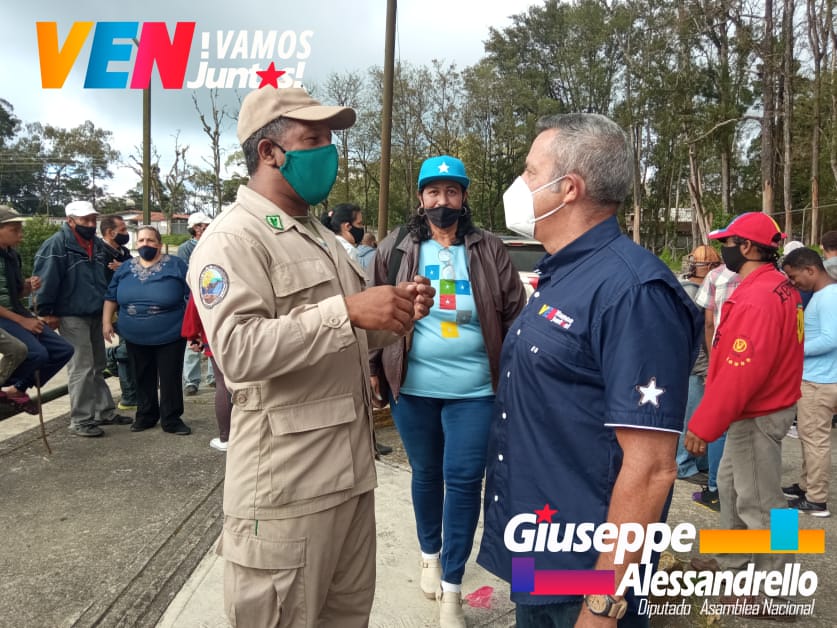 Esta tarde recorrí las calles de la parroquia El Junko, llevando un mensaje de lucha revolucionaria, para que los habitantes de esta histórica comunidad sientan la seguridad y confianza de parte del gobierno bolivariano.

Este #6D la victoria será nuestra.