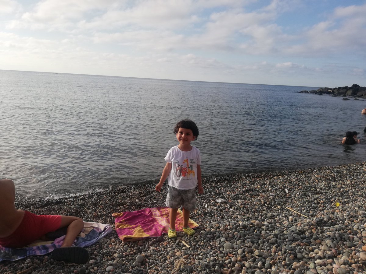 Geçer geçer daha öncekiler gibi buda geçer
Neler neler geçmedi ki
Yine düşer deli divane gönlüm aşka aşkaaaaaaa
#SezenAksu