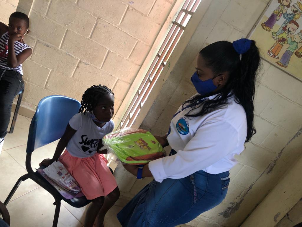 Atendiendo el llamado de solidaridad de la Gestora Social Gisella Palacios por las niñas, niños y adolescentes del Departamento de Chocó la <a href="/fnd_social/">FNDSocial</a> llegó hasta el Municipio de Itsmina para donar kits con productos básicos de higiene personal e insumos escolares.<a href="/LunnaColombia/">LUNNA | Líderes Unidos por los NNA de Colombia</a>