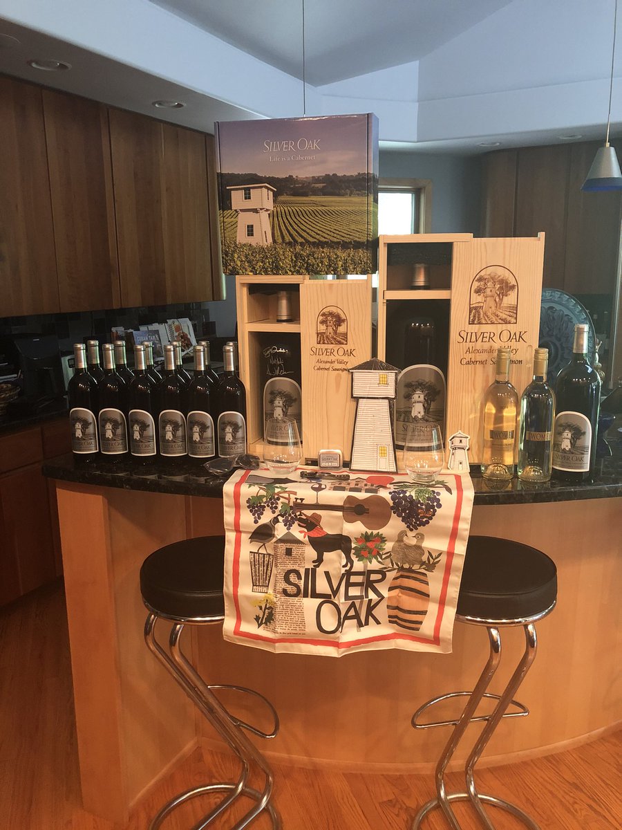fjconsoli's tweet photo. Look what the FedEx man brought me - I love the Fall! @SilverOak https://t.co/zpTjIVFZw4