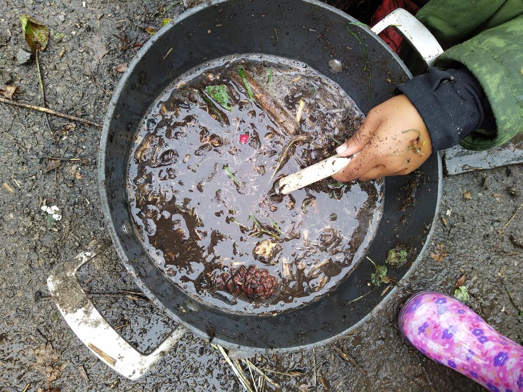 BatchEyfs's tweet photo. Making marvellous mud mixtures! " We're making slime" #outdoorlearning #physicaldevelopment #earlyoracy #collaborativeplay @CastleBatch @DaddsLisa @ https://t.co/sQ4HT03LvE
