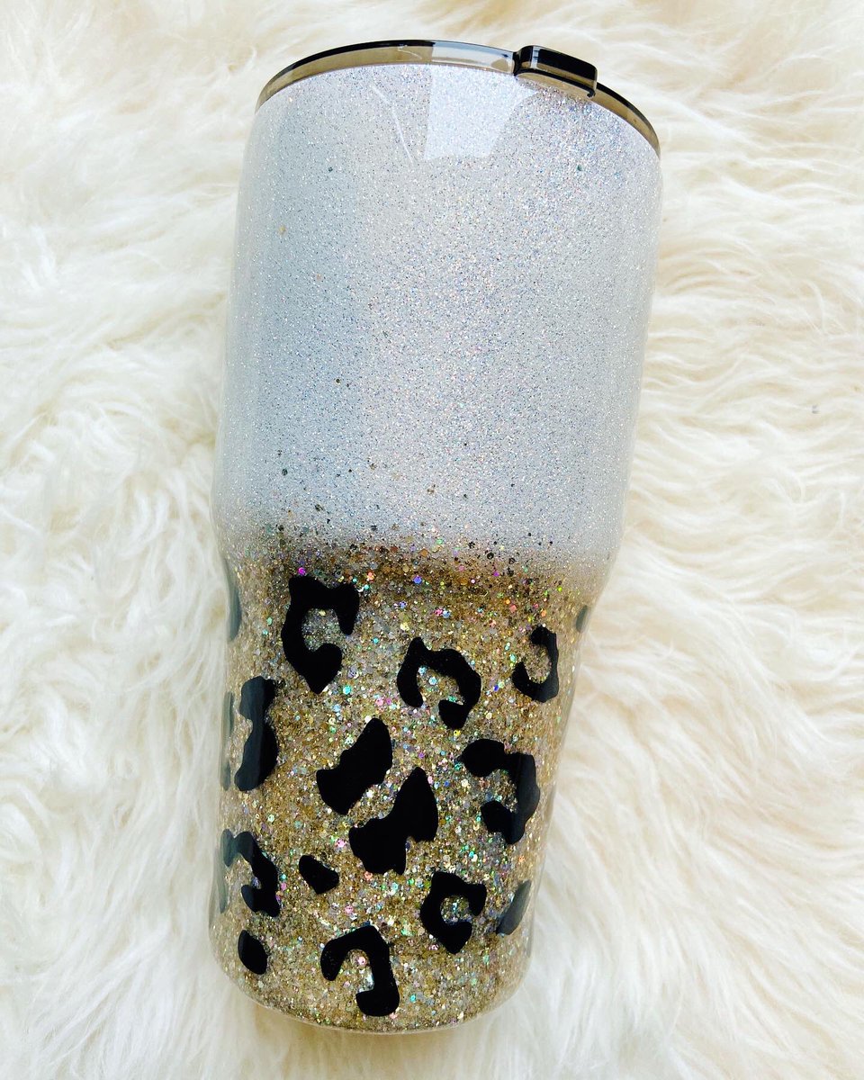 CheysCups's tweet photo. Who needs fur coats when you can hold this cup in your hand🤷🏼♀️🤩
#tumblercups #customepoxytumblers #epoxytumblers #customcups #cheyscups #leopardprint #leopardcup #animalprint #animalprintcup https://t.co/xD2HXJT3oJ
