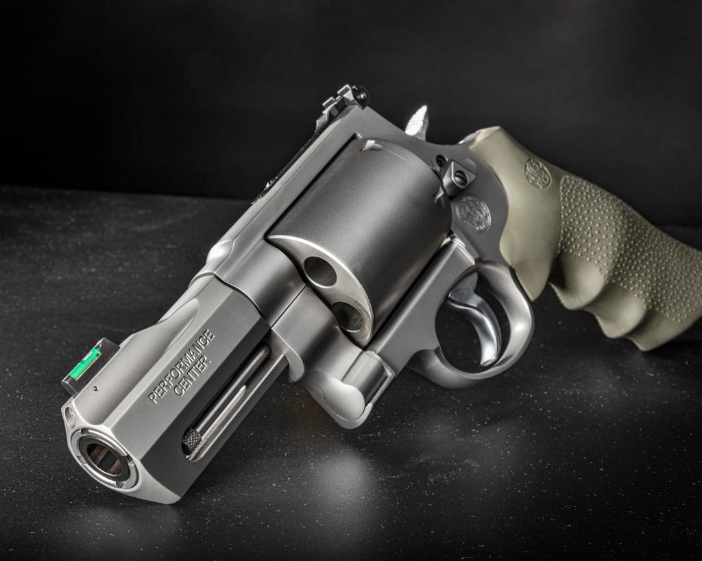 Smith_WessonInc's tweet image. Wheelgun Wednesday!
The Smith &amp;amp; Wesson® Performance Center® Model 460 XVR™ has a 3.5" barrel and a hefty bang. 👊 

#SmithandWesson #PerformanceCenter #460Magnum #Wheelgun #Wednesday
