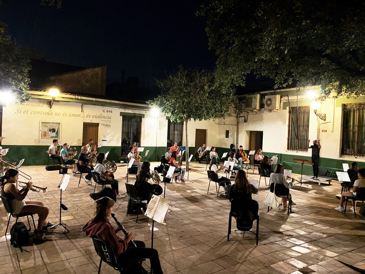 🎶🎵No queda res per al primer concert del curs! Vos esperem a tots el proper diumenge 4 d'octubre a les 18:00 en el pati del CEIP Ausiàs March. 🎵🎶

Recordeu que l'entrada és gratuïta però cal confirmar l'assistència al web municipal.

#uniómusicalpicanya #UMPicanya #BandaUMP