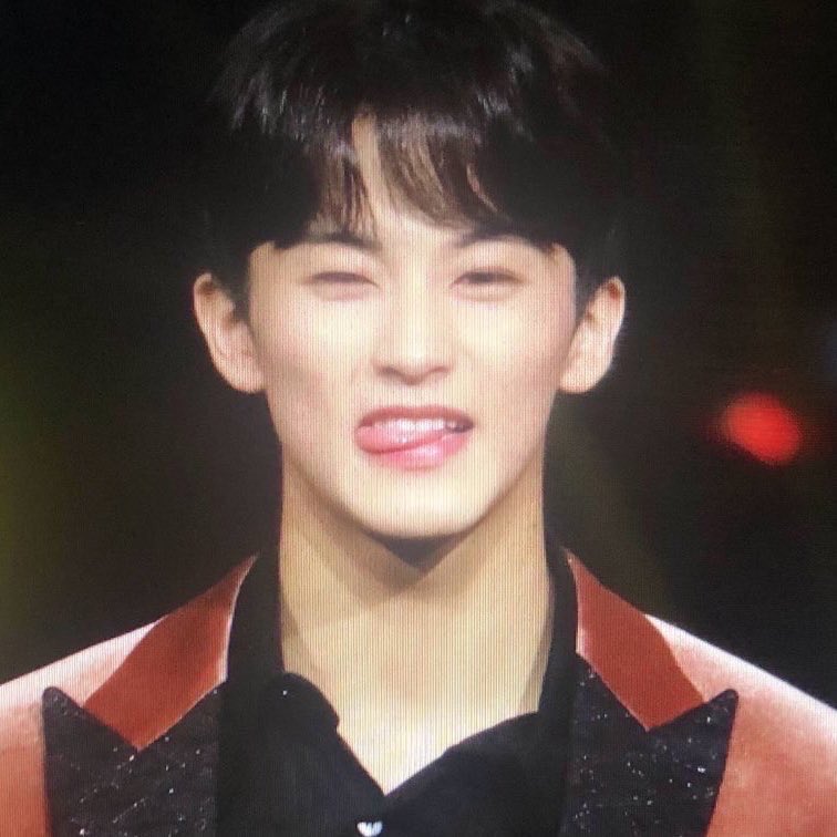 mark lee with black hair: a thread