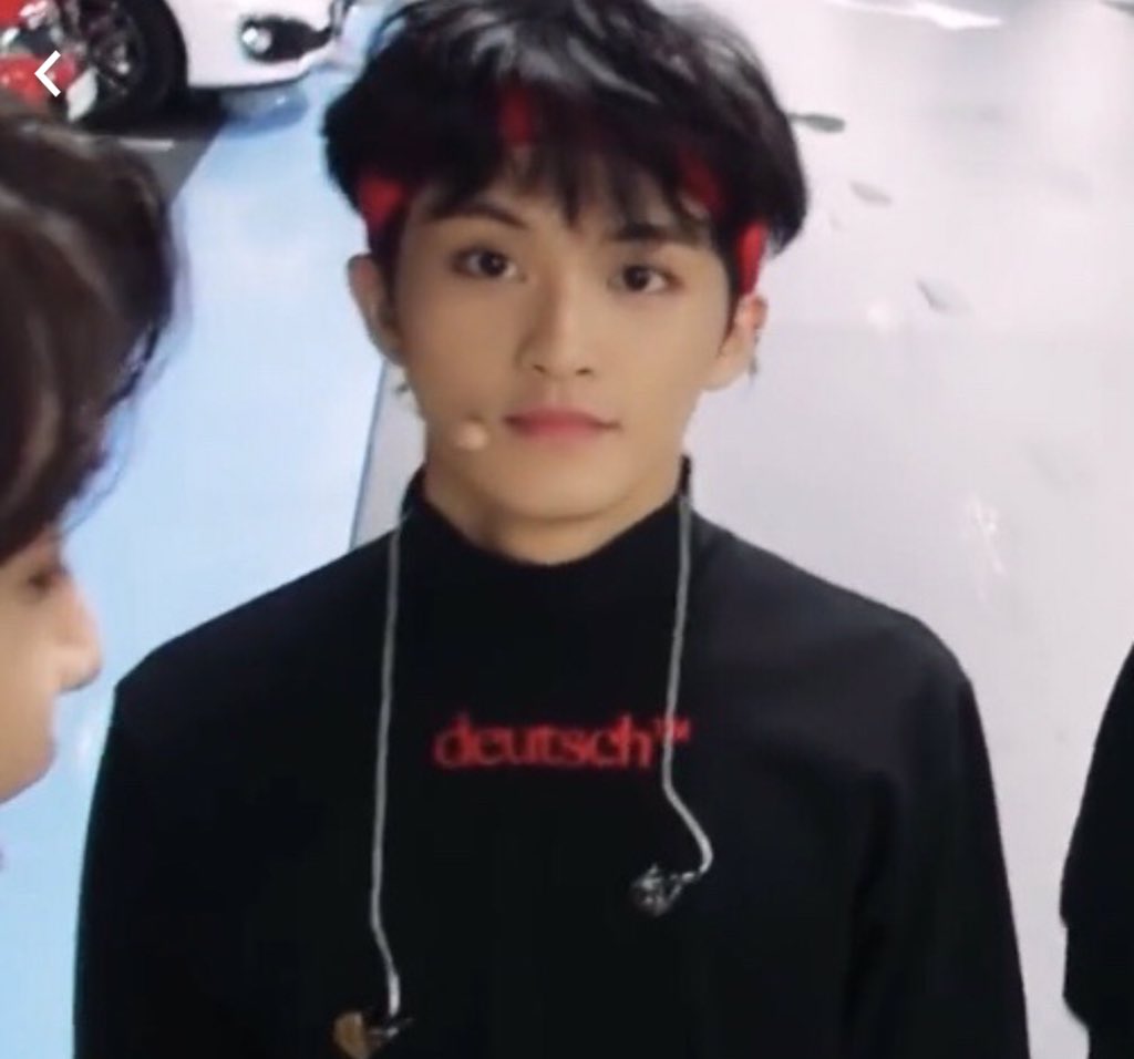 mark lee with black hair: a thread