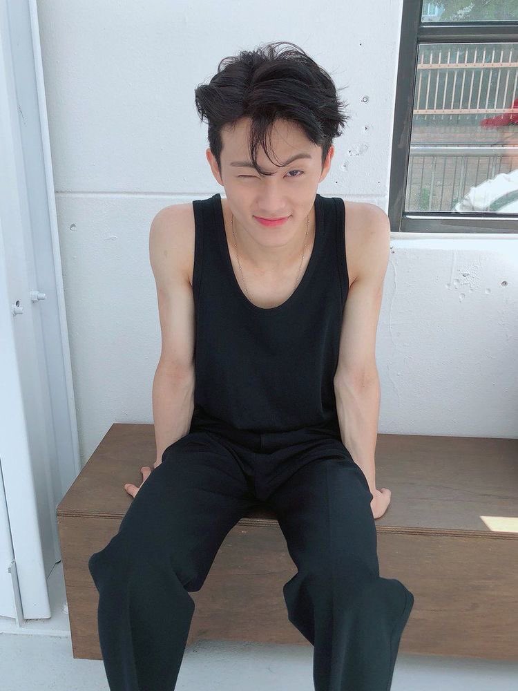 mark lee with black hair: a thread