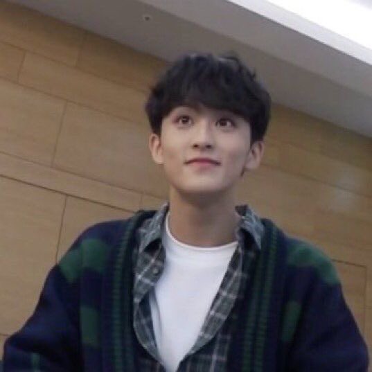 mark lee with black hair: a thread