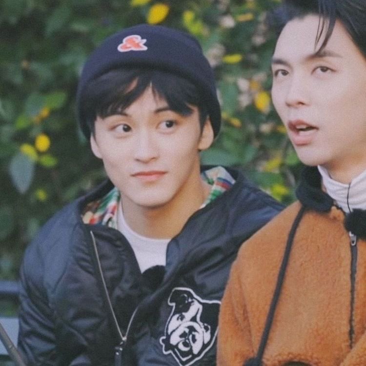 mark lee with black hair: a thread