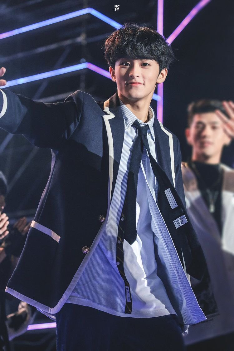 mark lee with black hair: a thread