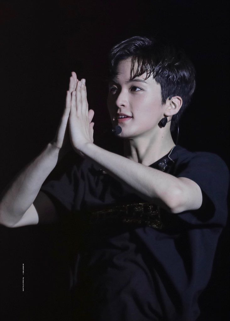 mark lee with black hair: a thread