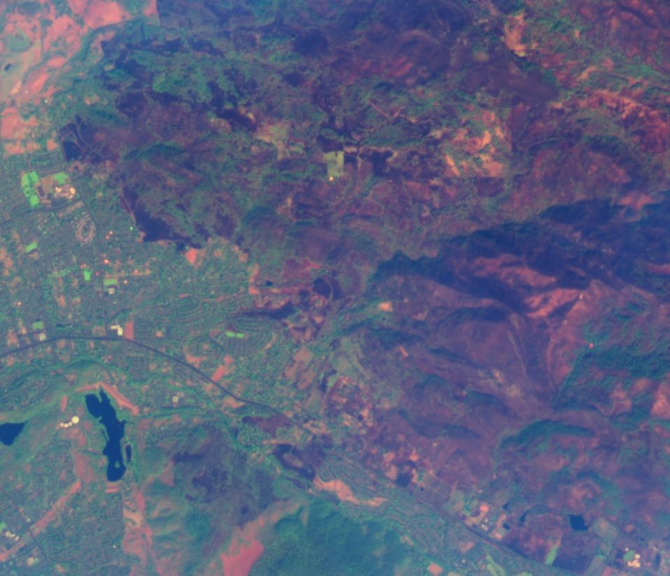 Sobering images from the most recent sentinel-2 satellite pass over the #glassfire #california #wildfire Image on left: false color burn, right false color green. More details on source and images found on our facebook: facebook.com/CalTopo/posts/…