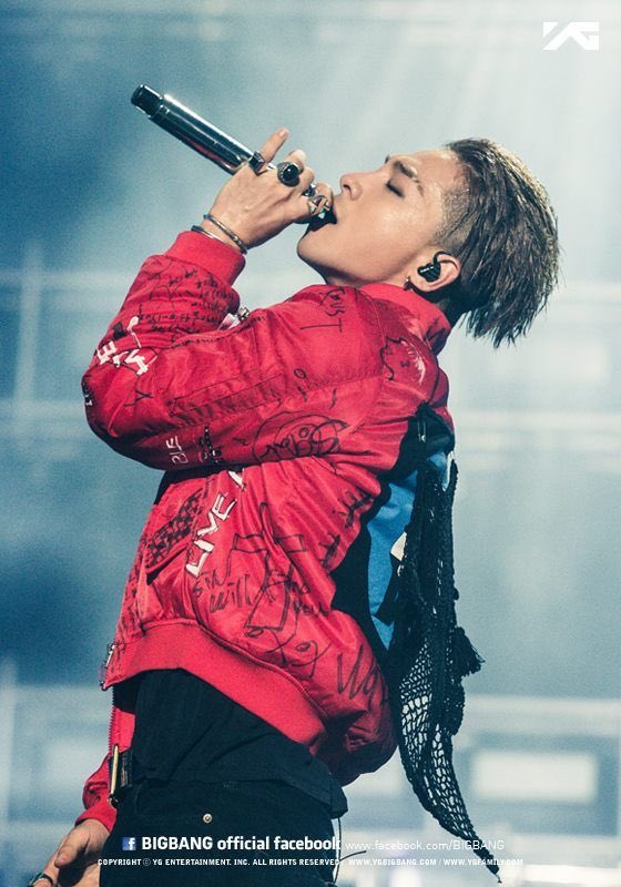 When he’s singing is when his jawline is at its greatest level of power #taeyang  #bigbang