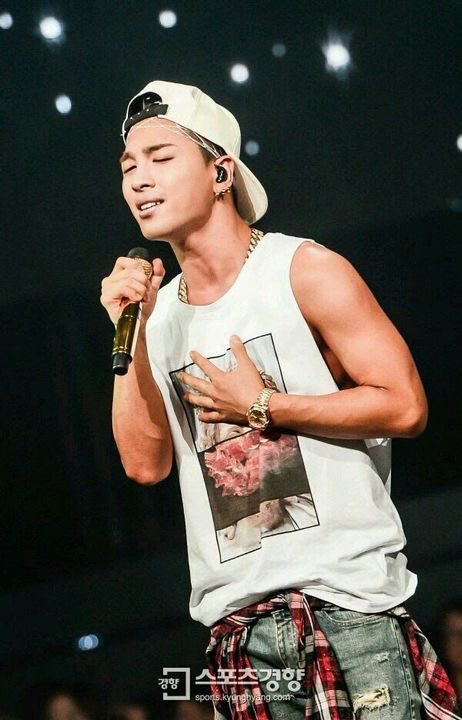 When he’s singing is when his jawline is at its greatest level of power #taeyang  #bigbang