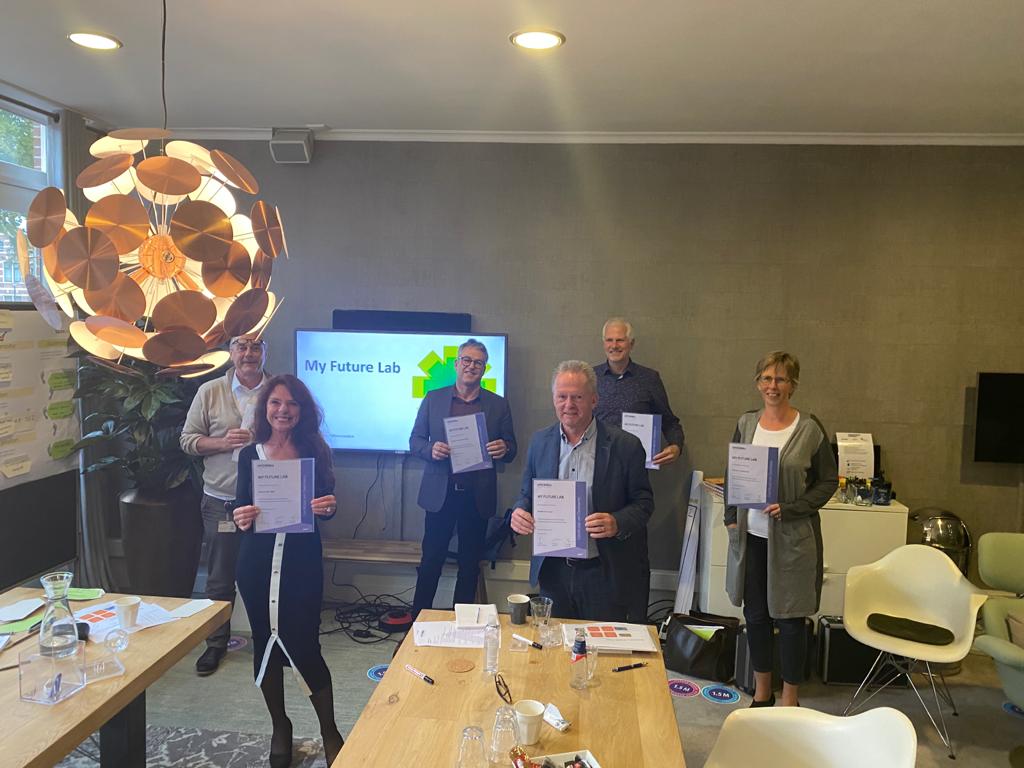 MathildeStam's tweet image. Vandaag samen met bestuurders #België en #Nederland mijn certificaat #MyFutureLab #AvicennaAcademievoorLeiderschap gehaald. Mijn thema: #Welzijn2030. Nu ermee aan de slag!