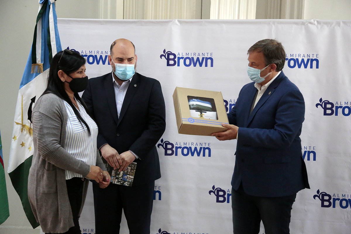 CascallaresPJ's tweet photo. Junto a @nicolaspj80 y a #EmilioKlibus les hicimos entrega a nuestras escuelas e instituciones locales, banderas distritales y el libro "Los Pueblos de Almirante Brown". #SomosBrown https://t.co/C1c94trfzG