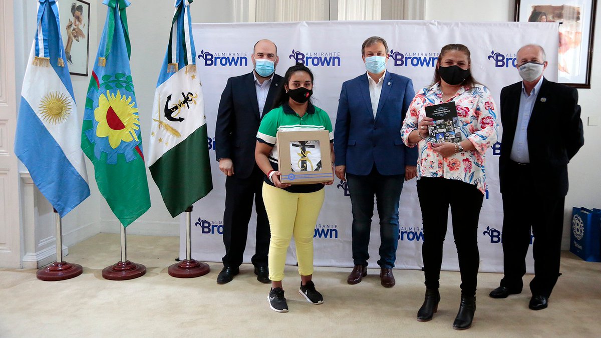 CascallaresPJ's tweet photo. Junto a @nicolaspj80 y a #EmilioKlibus les hicimos entrega a nuestras escuelas e instituciones locales, banderas distritales y el libro "Los Pueblos de Almirante Brown". #SomosBrown https://t.co/C1c94trfzG