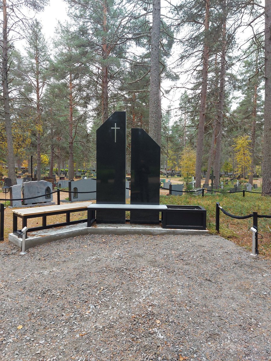 TimoLiikanen's tweet photo. Hieno @pudasjarvensrk'n juhlapäivä tänään! Vietimme muistokummun: uurna-alueen ja tyhjän sylin muistomerkin käyttöönottojuhlaa Riekinkankaan hautausmaalla. #kirkko #hautausmaat #toivo https://t.co/E5WraUnDyF