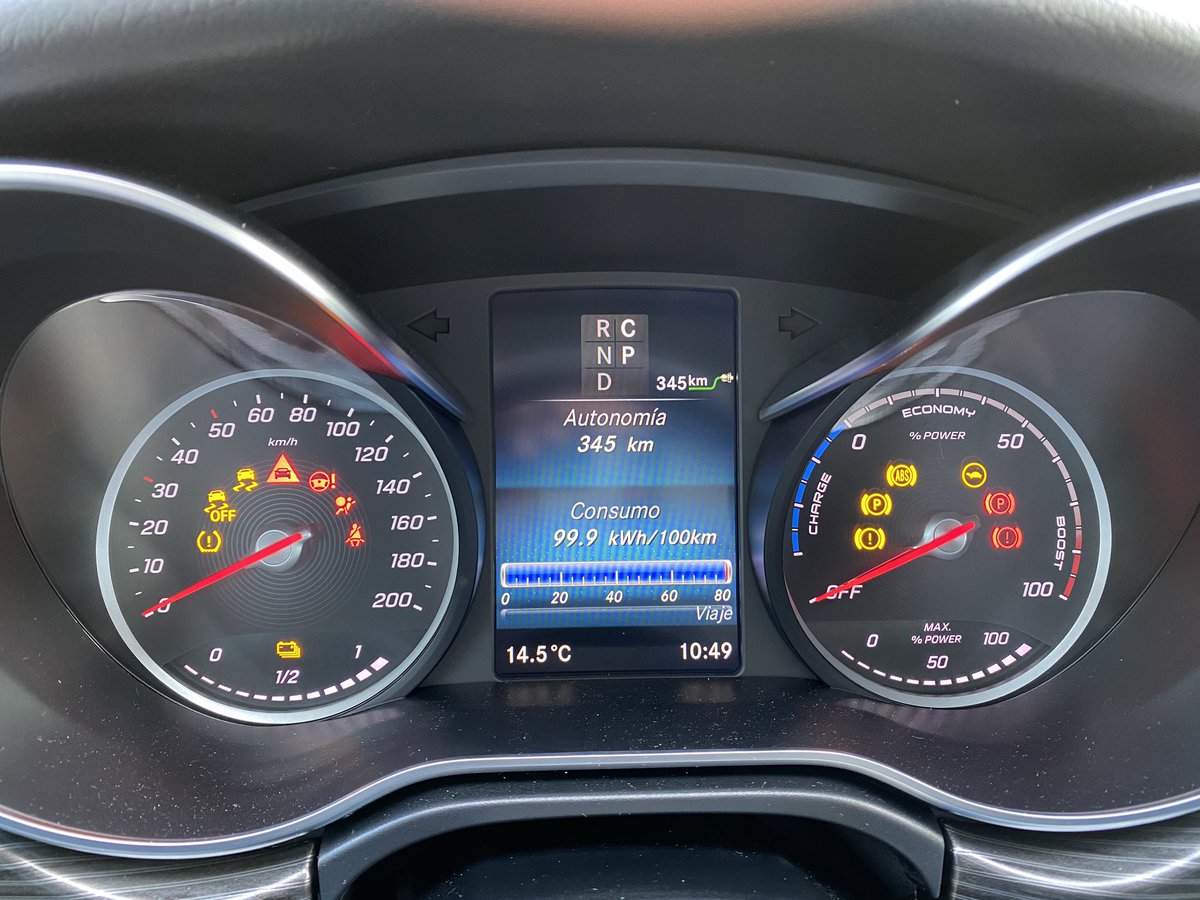 Aquí la #evans de #MercedesBenz <a href="/MBenzEspana/">Mercedes-Benz España</a> La #eqv una #clasev totalmente eléctrica. Cuesta 79.000 €, cuenta con unos 400 km de #autonomiaelectrica y, casi lo mejor: #madeinspain