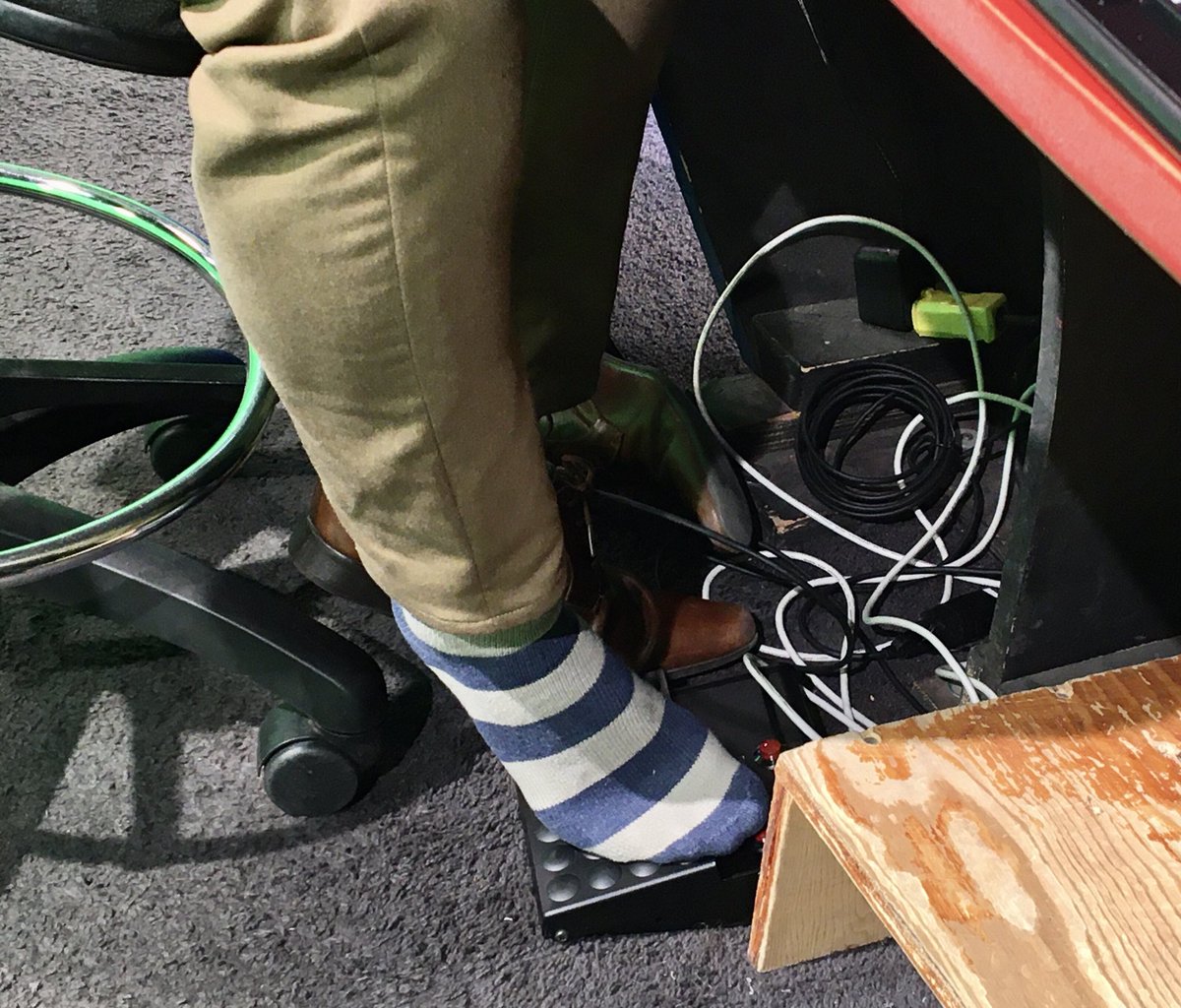 TracyNagai's tweet image. Anchoring ⁦@GlobalCalgary⁩ at noon. ⁦@JSenickGlobal⁩ getting comfortable behind the desk. ⁩ I suppose it is Wednesday... #prompterproblems