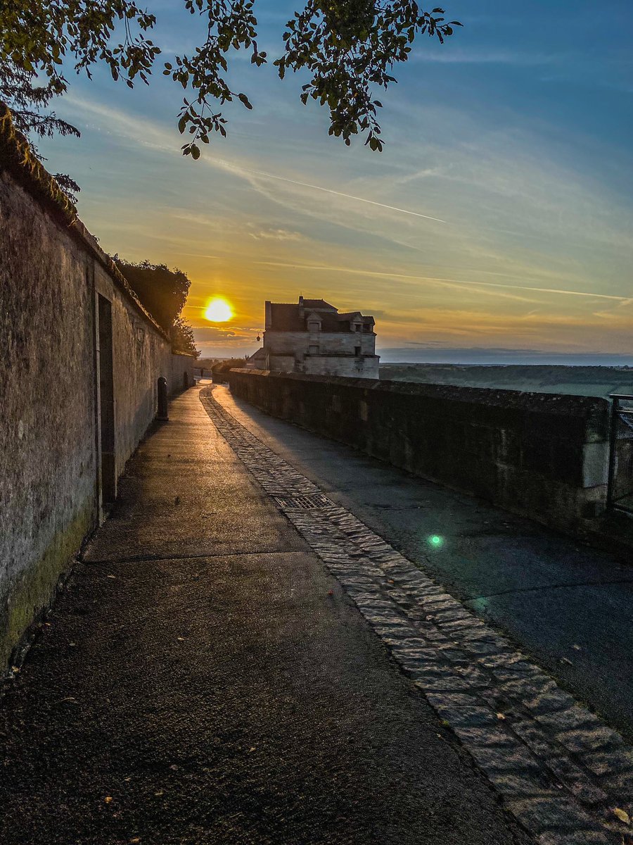TOMpointCOM_HM's tweet photo. Le #soleildelangres se couche !
#sunset #sun #sunsetlovers #coucherdesoleil #coucherdesoleil🌅 #photohdr #hdreffect #shotoniphone #remparts #langres #hautemarne #hautemarnetourisme https://t.co/Rhb14PYTQF