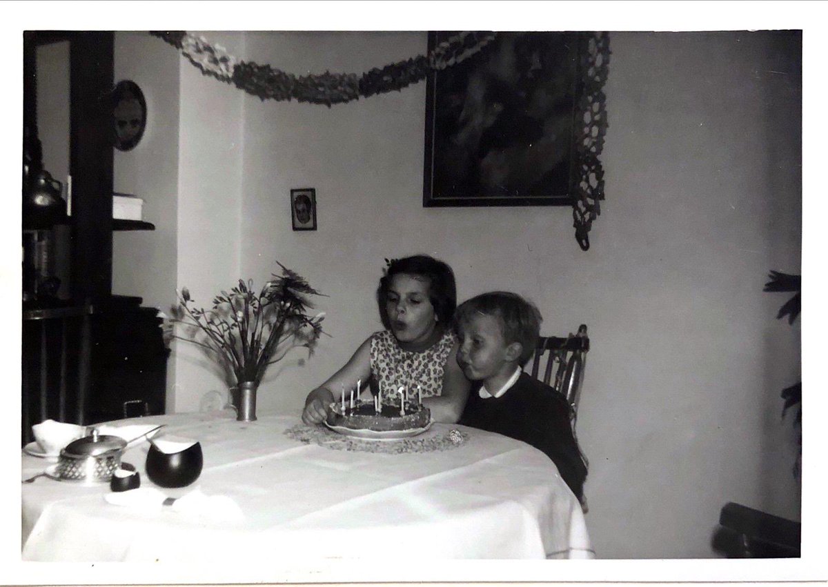Vorig jaar twitterde zus Liesbeth een foto van ons tweeën vanwege #broerenzusdag. Dit jaar ging ze dood. Dus nu doe ik het met deze foto, gemaakt in 1967, op haar negende verjaardag. #broerzusdag #broersenzussendag