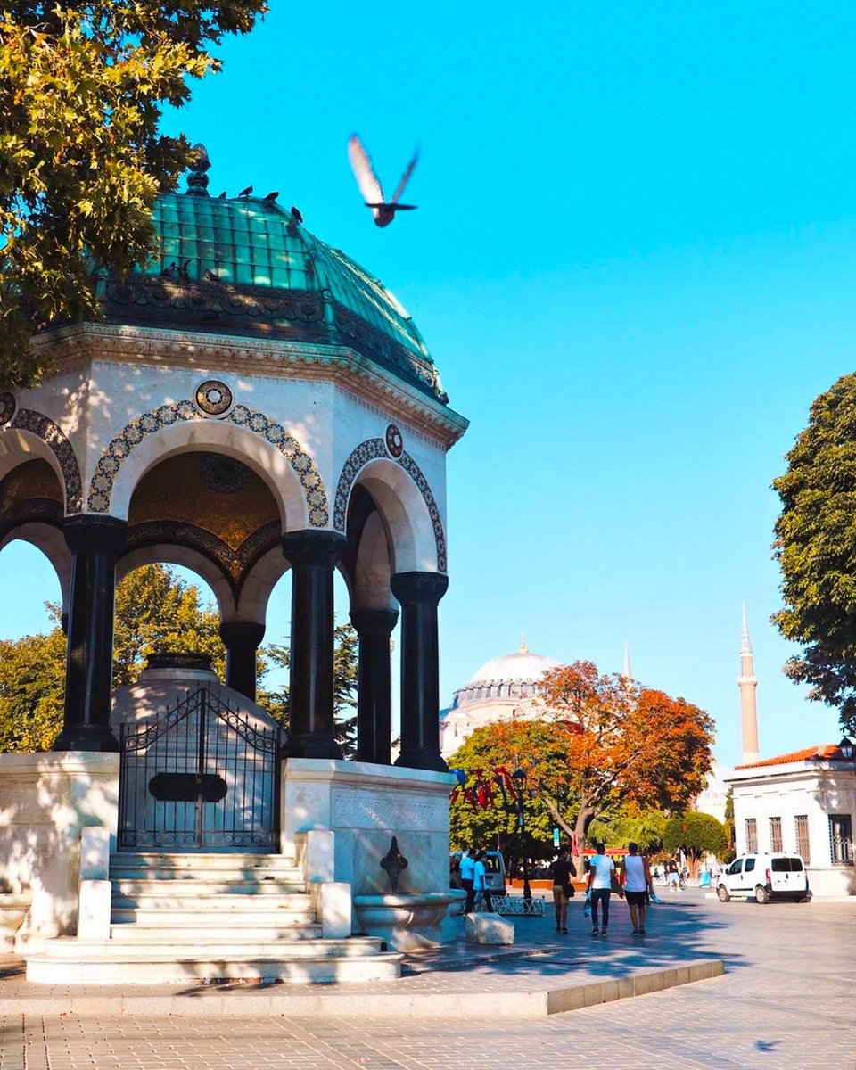 oneistanbul's tweet photo. These sunny days are perfect to enjoy while walking around Istanbul 💫 🌳
📸:IG: suretistanbul
#oneistanbul #istanbul #city #travel #istanbultrip #historical #sultanahmetmosque #oldsquare #explore #history #sultanahmet #sultanahmetsquare https://t.co/F67rNunOfm