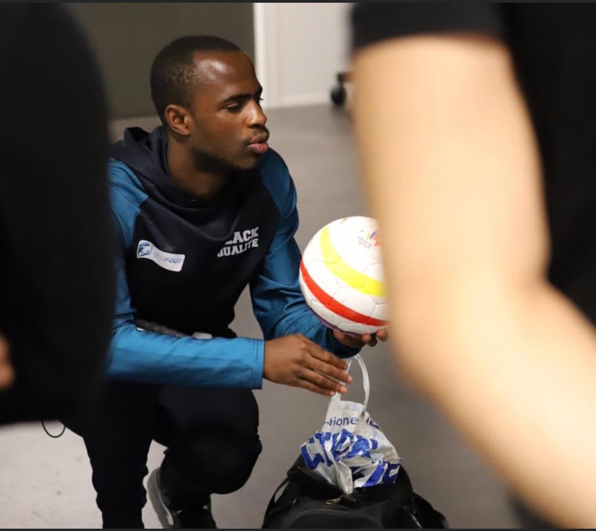 yvanwouandji's tweet photo. Un dévouement quotidien pour mon sport, ma passion, le Cecifoot, à travers sensibilisations et initiations en entreprise, milieux scolaires et centres de formation afin de propager ses valeurs ⚽️
#Cecifoot #Sensi #Initiations #Entreprises #Ecoles #CentresDeFormations https://t.co/DuCwQivif8