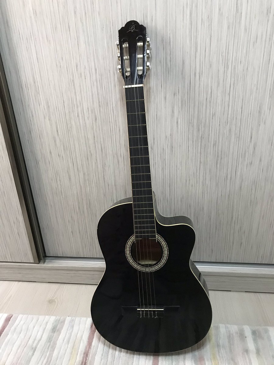 yildizsuuu's tweet photo. Gitar çekilişi geldi! 
 
•Beni takip edin
Bu tiviti beğenin
Retweetleyin
Mentionlara iki arkadaşınızı etiketleyin! 

Ben de asla ama asla kullanmadığım gitarımı birinize hediye edeyim. 
15 Ekimde açıklarım bebekkksiler
(Tellerinden biri kopmuş artık alan yaptırır 🥺)
#cekilis https://t.co/VjxVa2IfM0