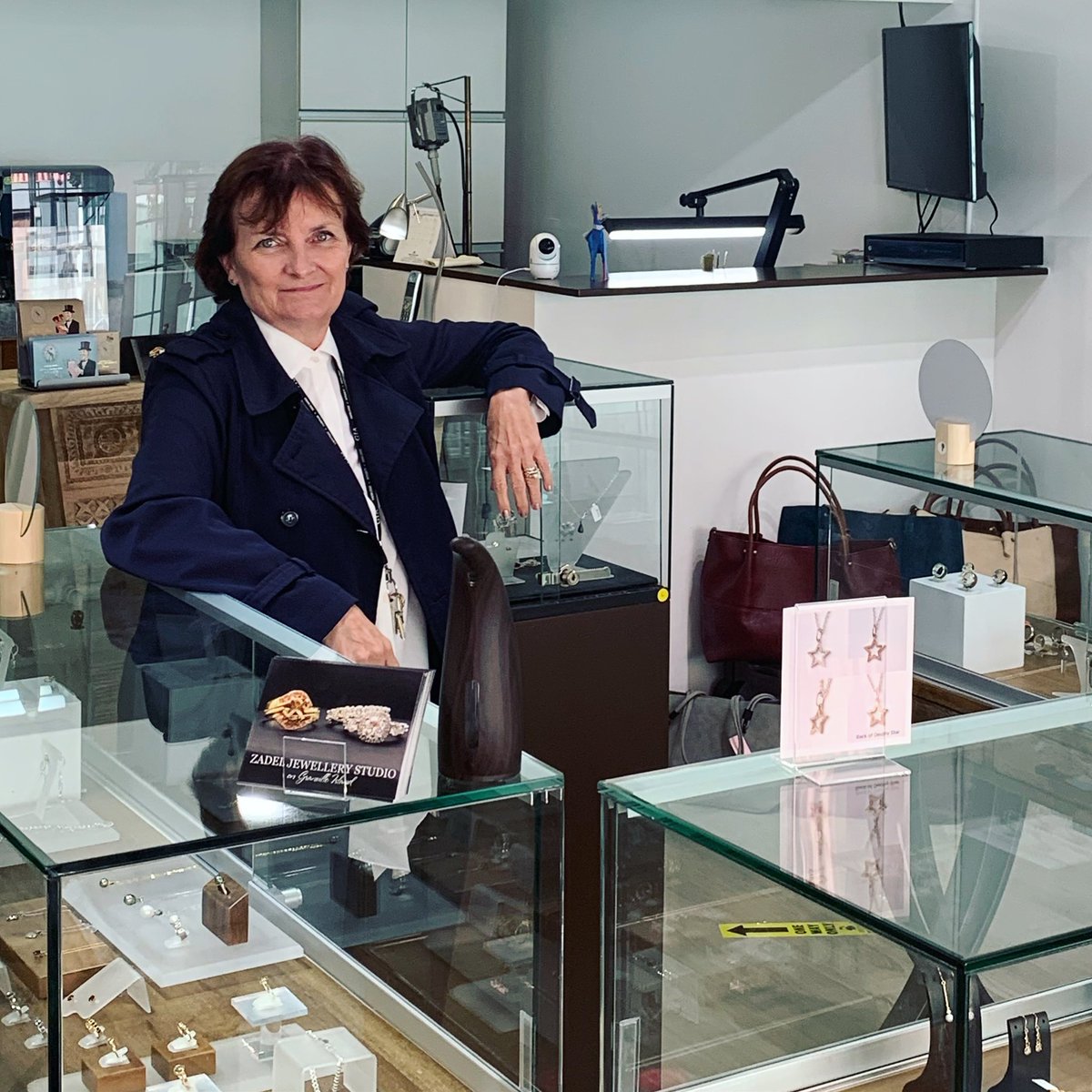 gibca_community's tweet photo. Meet Gail of @ZadelJewellery. Gail has been an island fixture for 15+ years having also worked at the Michael Dean Gallery.
.
Zadel can be found in Boatlift Lane across from the #Netloft past @MakeVancouver and they specialize in Canadian artists 🇨🇦and custom jewelry. https://t.co/WqYxesKrIu