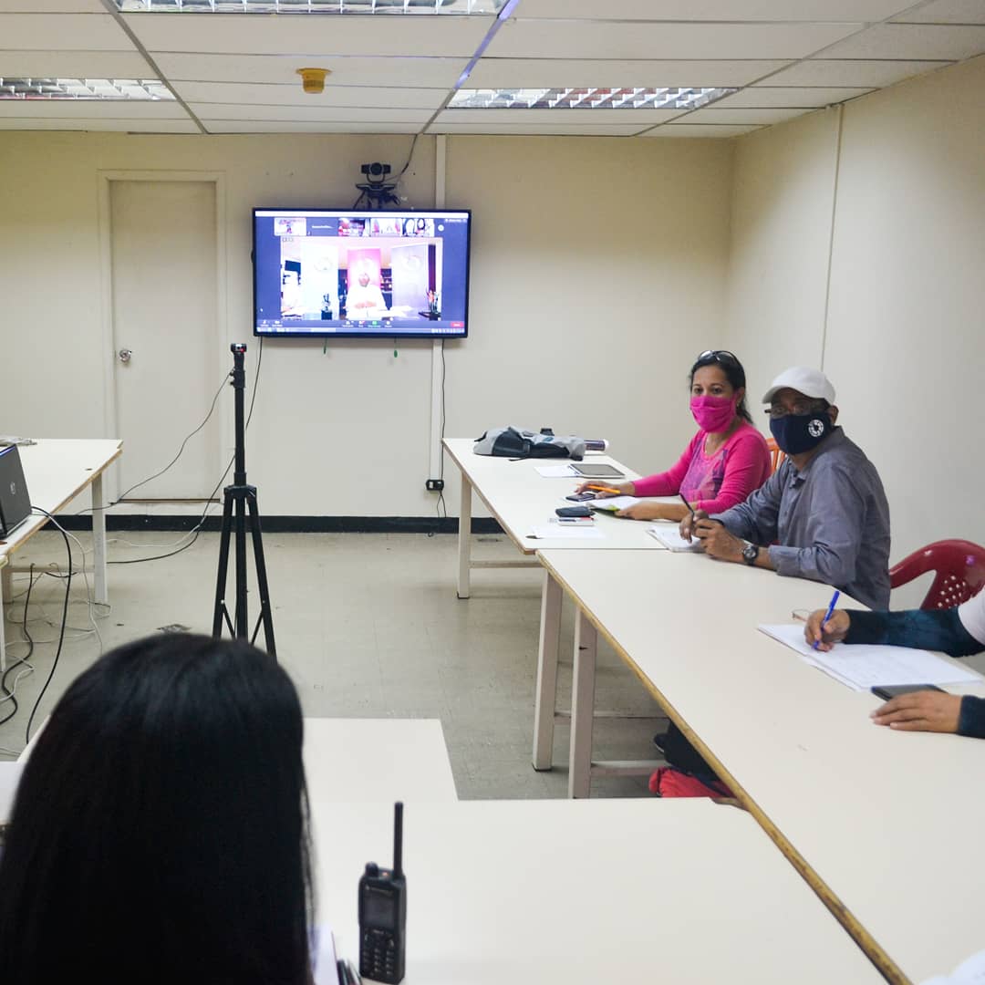KarenlyPSUV's tweet photo. #30Sep Hoy junto al equipo de Zona Educativa Sucre, participamos en Videoconferencia con el ministro de Educación @PsuvAristobulo, recibiendo orientaciones para el inicio del año escolar de media general y técnica con la nueva modalidad a distancia

#LeyAntibloqueoGarantiaDeDDHH https://t.co/8Tgs0sGtOk