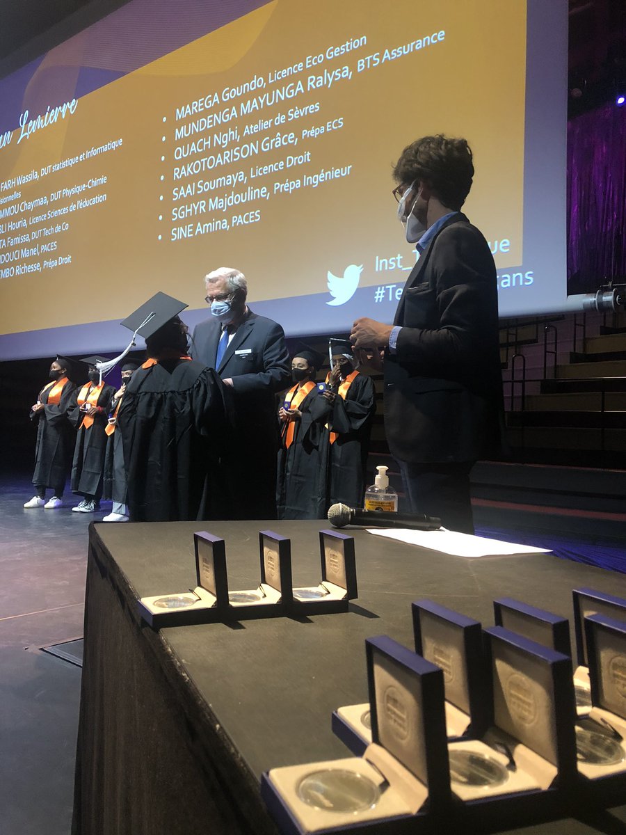 [#CeremonieDesBacheliers] 

Quelle majestueuse remise de médailles ! 🏅

Nous sommes si fiers de nos bacheliers ! 🎓

Merci à tous les acteurs du programme, qui prouvent le succès du double mentorat, et qui participent à la réussite de nos jeunes 🙏🏻