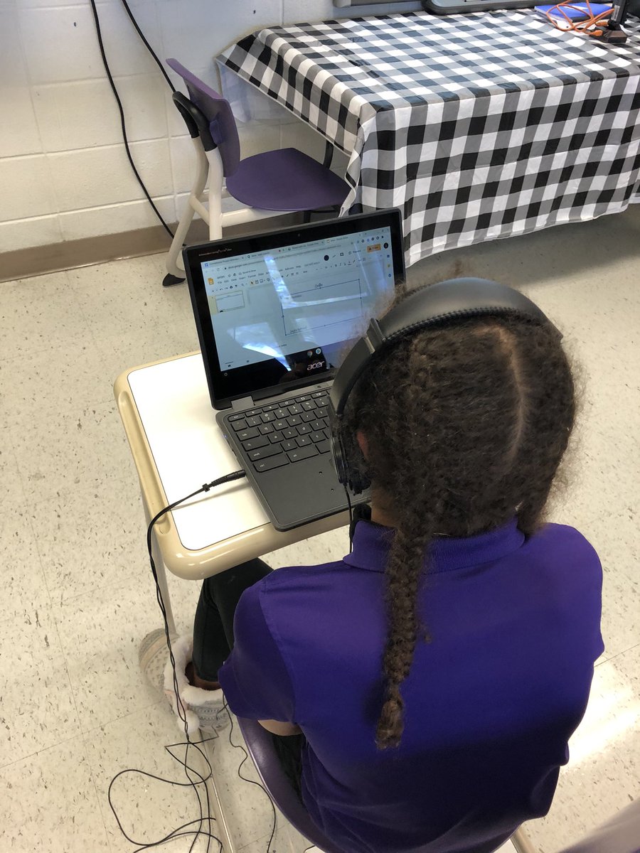 enickl1's tweet photo. Doing our constellation posters on google slides this year!! Students meeting up in google meet to plan and work together🥰🥰🥰 https://t.co/3I0bVj4d4A