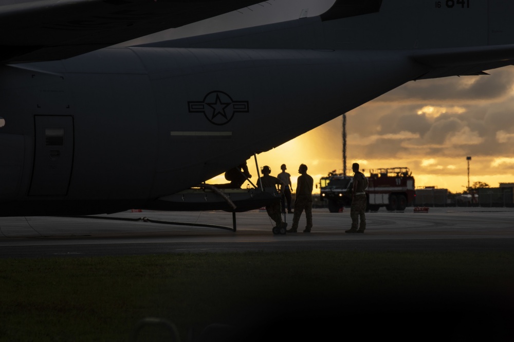 DLAMIL's tweet photo. RT @INDOPACOM: .@PACAF Airmen assigned to @374AirliftWing perform a hot refuel for an #F22Raptor assigned to the 302nd Fighter Squadron, Joint Base Elmendorf-Richardson, Alaska, during exercise #ValiantShield2020. #AimHigh #ReadyAF #FreeandOpenIndoPacific. https://t.co/6Aq3nNzlHH