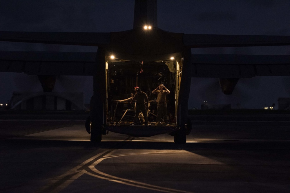 DLAMIL's tweet photo. RT @INDOPACOM: .@PACAF Airmen assigned to @374AirliftWing perform a hot refuel for an #F22Raptor assigned to the 302nd Fighter Squadron, Joint Base Elmendorf-Richardson, Alaska, during exercise #ValiantShield2020. #AimHigh #ReadyAF #FreeandOpenIndoPacific. https://t.co/6Aq3nNzlHH