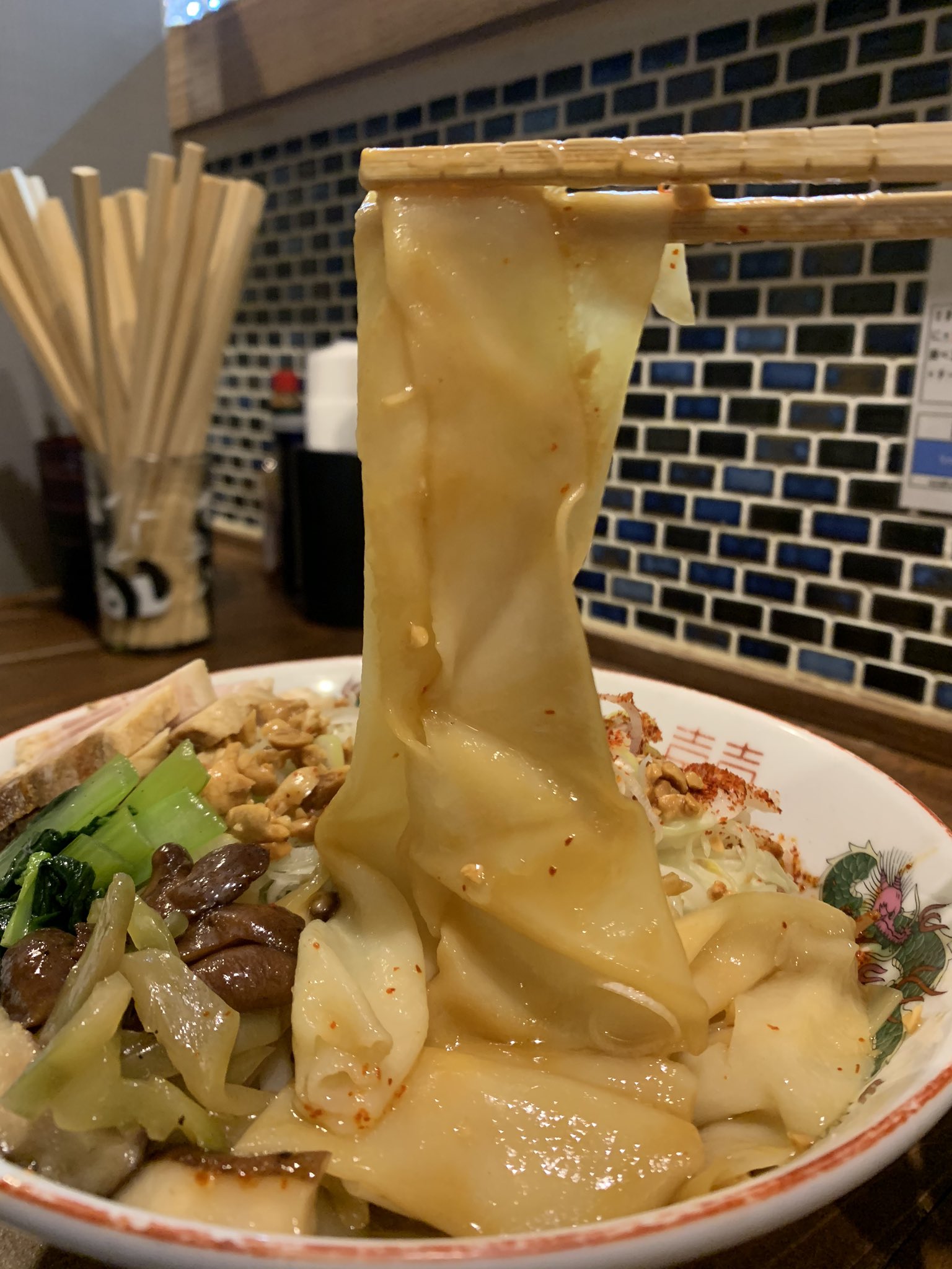 自家製麺 ニューカッパ 小作 おはようございます いつもご来店ありがとうございます 本日から限定30食で ビャンビャン麺風 ミャンミャン麺 をお出し致します カッパ社員紅一点 みわちゃん考案しました とぅるんとぅるんの幅広麺です ご飯