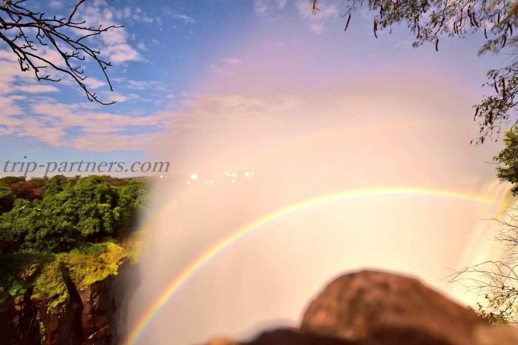 旅好きの備忘録 満月とその前後の夜にしか見られないルナレインボー 滝の飛沫が月光に照らされて表れる虹はあまりに幻想的で美しい 写真好きな人と繋がりたい カメラ好きな人と繋がりたい ザンビア リヴィングストン ヴィクトリアの滝 世界遺産 虹