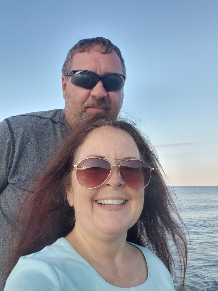 snazzynaz99's tweet photo. @FiveGuys @KraftHeinzCo I love my burgers the way I love my hubby! #LoveAtFirstBite #Sweepstakes https://t.co/P4GPQy5byf