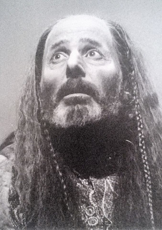PresseTheatre's tweet photo. Simon Eine (1936 - 2020) Soixante ans de carrière sur les planches, acteur dans plus de 130 rôles à la Comédie-Française et en dehors, plus de vingt films et téléfilms, auteur de quatorze mises en scène et trois livres. Un discret, un très grand parmi nos comédiens. https://t.co/HfSJvuxiHO