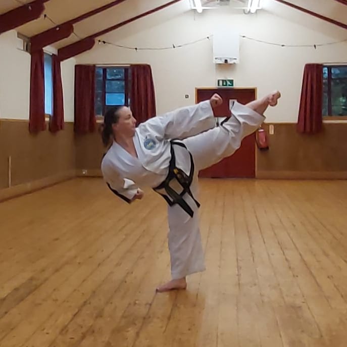 CctkdS's tweet image. Another fab night back at class. Alena and I preparing and warming up. We had a lovely wee visitor too! Great to see you all! See more of you tomorrow on Zoom! 👊🥋💪