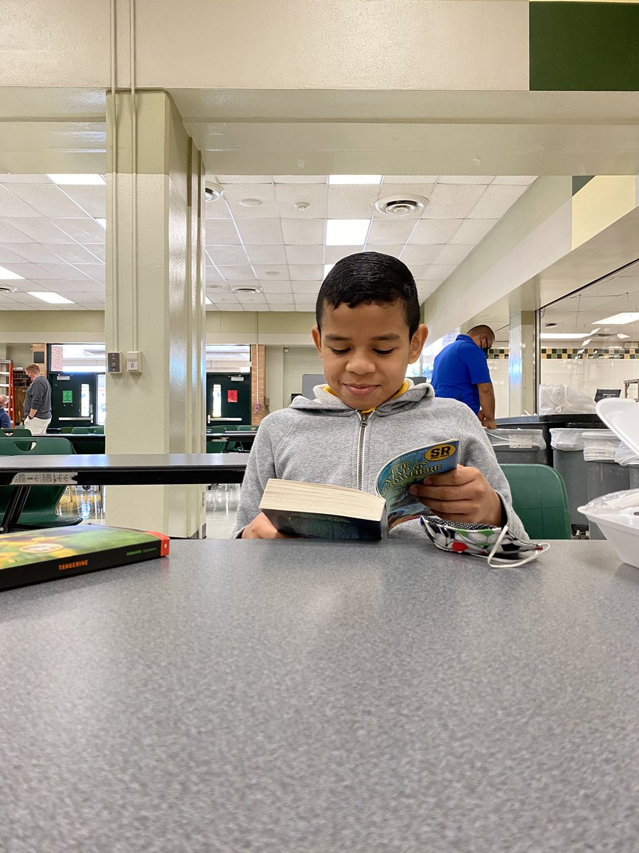 sulrossreads's tweet photo. Whatβs on todayβs lunch menu?
Books!π
Our 3 For Free Book Event drew in the readers! Huge thanks to @mrscuaron and our Rebel teachers for all the help.
Over 75 Books found new homes!
#RebelsRead
#ThisIsRoss
#BookOwnershipInspires https://t.co/vjsxPq62pP