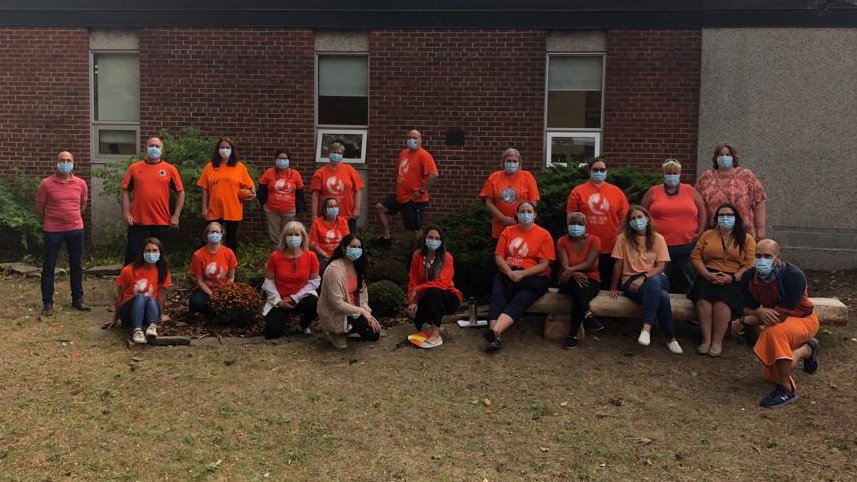 QESrPS's tweet photo. Staff @QESrPS wearing orange to honour #OrangeShirtDay @PeelSchools https://t.co/uAKvmPvFzT