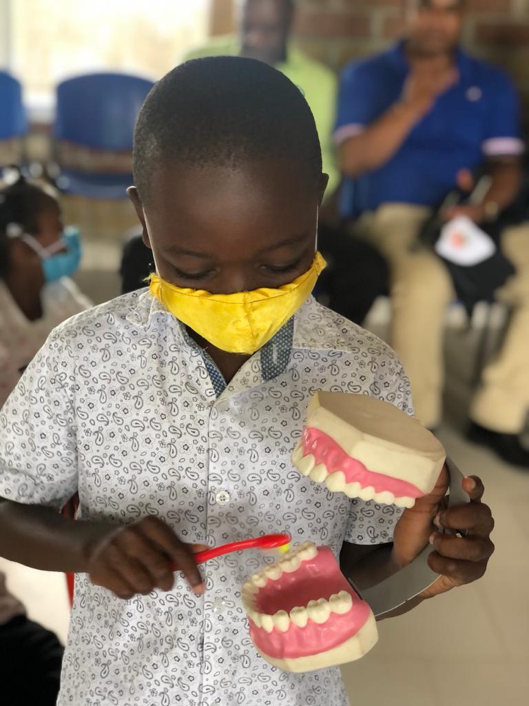 fnd_social's tweet photo. Con el propósito de ayudar a los niños del Municipio de La Unión Panamericana en el Chocó la @fnd_social en compañía de las Gestoras Sociales Gisella Palacios y Maria Yalith Hinestroza hicieron entrega de kits orales, escolares e implementos de higiene personal. @LunnaColombia https://t.co/HFFbkzvaHX