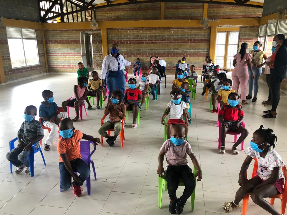 fnd_social's tweet photo. Con el propósito de ayudar a los niños del Municipio de La Unión Panamericana en el Chocó la @fnd_social en compañía de las Gestoras Sociales Gisella Palacios y Maria Yalith Hinestroza hicieron entrega de kits orales, escolares e implementos de higiene personal. @LunnaColombia https://t.co/HFFbkzvaHX
