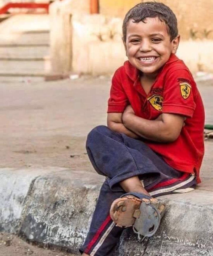 رغم الفقر .. إلا أنّه يمتلك ( الفرح )❤️ .