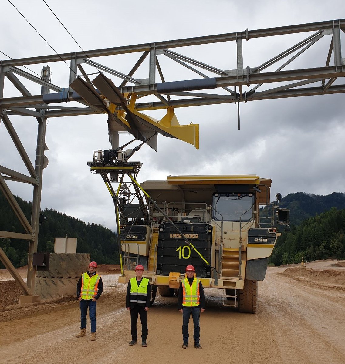 im_mining's tweet photo. Ground break has taken place at #VAErzberg #ironore #mine, Austria of a 5 km #trolleyassist line on which 6 @Liebherr electric drive #T236 100 t trucks will operate; equipped with #trolleybar current collectors allowing trolley ops on curves #futureomining https://t.co/fN9yhDLrAq https://t.co/OZx0N6mhUc
