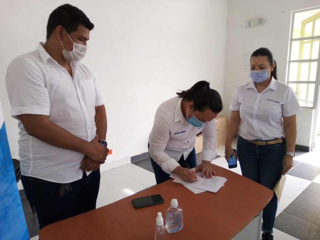 ElectricaribeSA's tweet photo. Con la presencia del Alcalde Municipal, Gerente de la Ese, líderes y nuestro equipo de trabajo hacemos entrega de insumos por 114 millones al hospital de Puebloviejo y tres centros asistenciales en Tasajera y San Juan de Palo Prieto en #Magdalena. https://t.co/uzz9Du9iHS