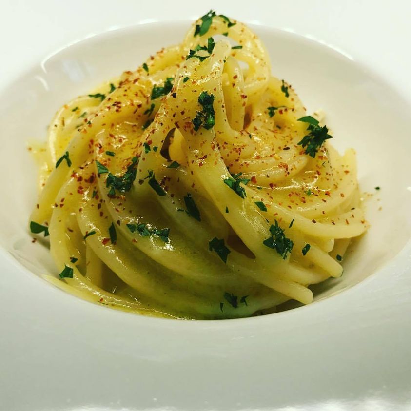 Spaghetti aglio, olio e peperoncino: gerecht om van te genieten voor de lunch, als diner met een rijke groentegarnituur of transgressief en erotisch rond 12 uur in de nacht.

Recept via dekokmetvleugels.nl/.../spaghetti-…...